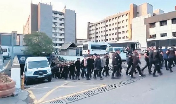 Ekrem İmamoğlu İBB’yi çiftliğe çevirmiş! 40 yöneticiye bankamatik maaş